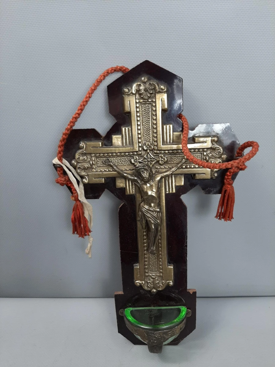Jezus aan kruis wijwatervat