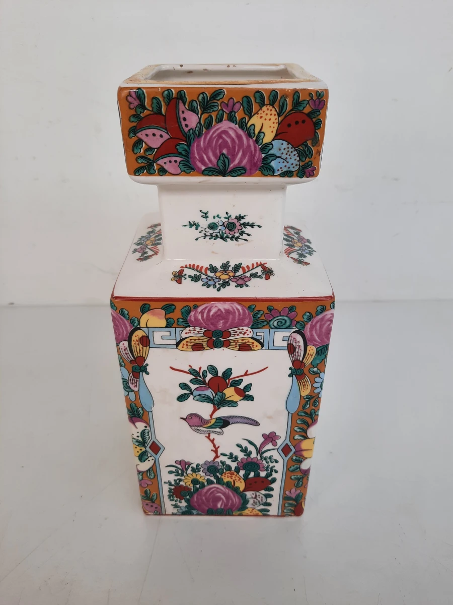 Fraai gecanneleerde vierkante porseleinen vaas – Famille Rose-stijl met figuren en florale decors – China, 2e helft 20e eeuw - foto 3